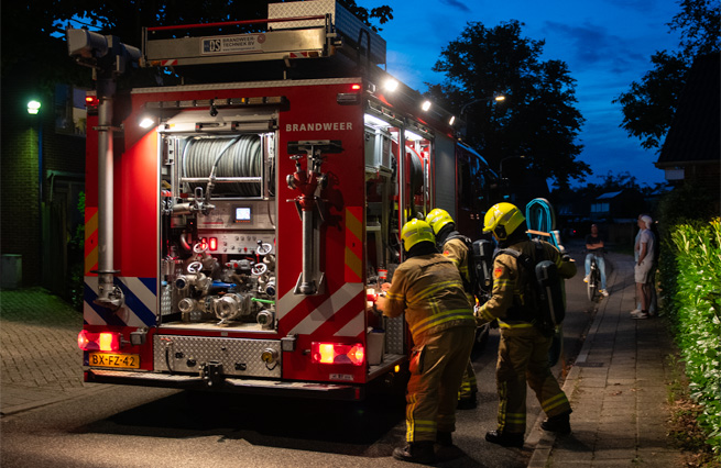 Brandweer Dinxperlo en Suderwick bestrijden brand in Ressinghof aan het Kerkpad