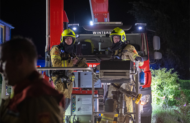 Brandweer Dinxperlo en Suderwick bestrijden brand in Ressinghof aan het Kerkpad