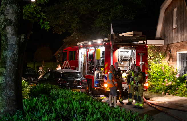 Brandweer Dinxperlo en Suderwick bestrijden brand in Ressinghof aan het Kerkpad