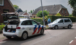 Voertuig raakt zwaar beschadigd na botsing met lantaarnpaal Aaltenseweg