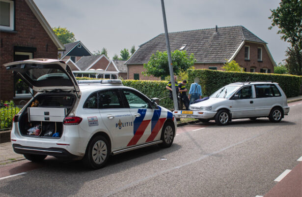 Voertuig raakt zwaar beschadigd na botsing met lantaarnpaal Aaltenseweg