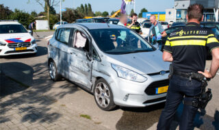 Aanrijding auto vs vrachtwagen Meniststraat Dinxperlo