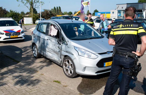 Aanrijding auto vs vrachtwagen Meniststraat Dinxperlo